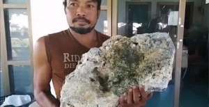 Pemulung Ini Kaya Mendadak Setelah Temukan Batu Aneh di Pantai