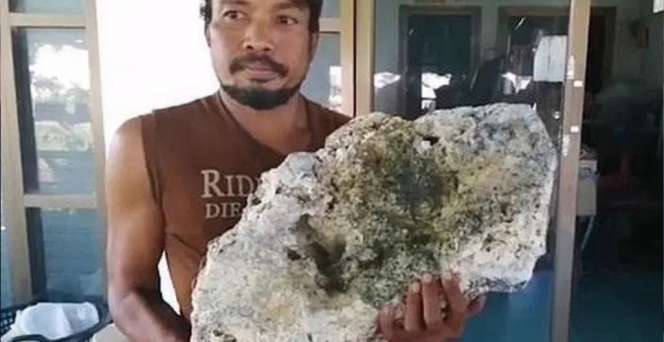 Pemulung Ini Kaya Mendadak Setelah Temukan Batu Aneh di Pantai