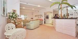 Rumah Retro Pink Dibangun 1970, Interiornya Bangkitkan Nostalgia