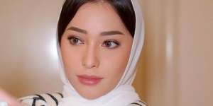 Gaya Chic Nikita Willy Padukan Hijab dengan Slit Dress