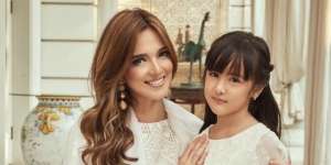 Punya Segalanya, Nia Ramadhani Ajarkan Anaknya untuk Berbagi Sejak Kecil