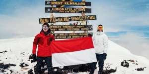5 Potret Raline Shah Mendaki Puncak Gunung Tertinggi di Afrika