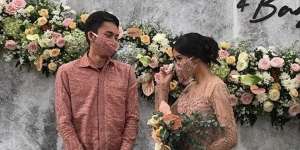 7 Potret Bahagia Prosesi Lamaran Irshadi Bagas 'Heart Series', Diiringi Air Mata