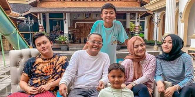 Ekspresi Wajah Rizky Febian di Foto Keluarga Bareng Nathalie Holscher Disorot