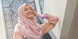 Padu Padan Cardigan Chic Minimalis ala Shireen Sungkar