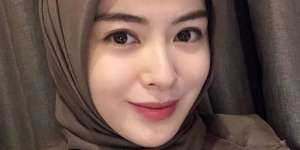 Pangling! Cantiknya Selebgram Korea Ayana Moon Pakai Batik