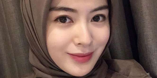 Pangling! Cantiknya Selebgram Korea Ayana Moon Pakai Batik