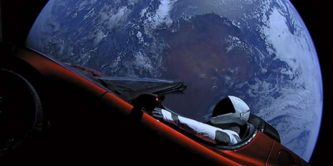Tesla Roadster Milik Elon Musk Makin Dekat dengan Mars