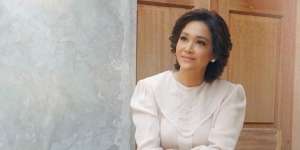 5 Pesona Maia Estianty dengan Makeup Flawless, bak Mahasiswi