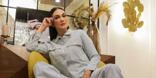 Cuek Nongkrong di Kolam Renang, Harga Sandal Luna Maya Disorot