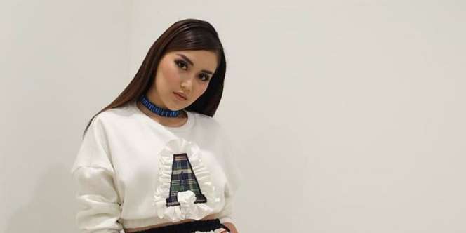 Foto Bareng Umi Kalsum dan Ayah Rozak, Ketiak Ayu Ting Ting Bikin Salfok