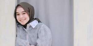 Putih Minimalis, Gaya Outfit Simple ala Lesty Kejora