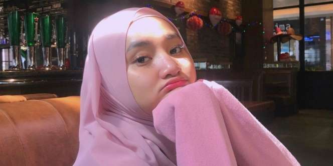 Serba Pink, Gaya Hijab Outfit Playful ala Fatin Shidqia