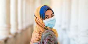 Pentingnya Tetap Pakai Masker di Luar Ruangan Meski Risiko Covid-19 Lebih Kecil