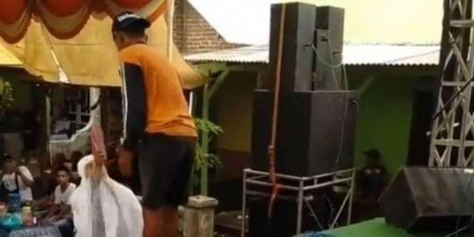 Alamak! Lagi Joget Bareng Biduan Ketahuan Istri, Ini Akibatnya