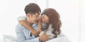 Selain Merawat Rasa Cinta, Ini Manfaat Lain Suami Istri Mandi Bersama