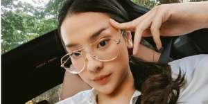Pakai Sequin Top, Wajah 'Galak' Anya Geraldine Disorot