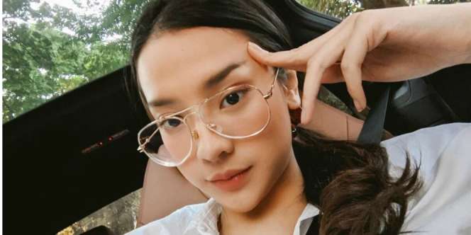 Pakai Sequin Top, Wajah 'Galak' Anya Geraldine Disorot
