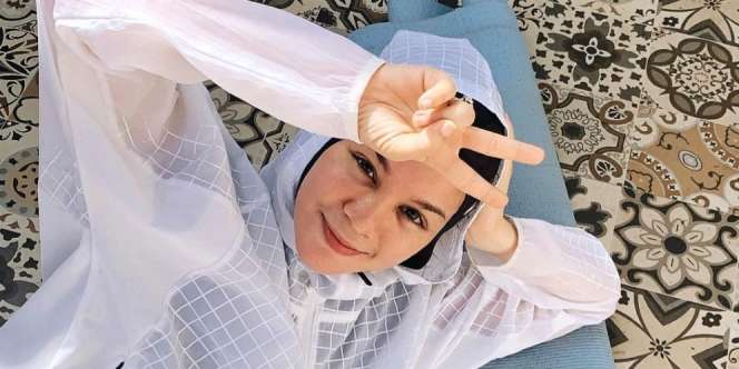 Hujan-hujanan, Gaya Modis Tantri Namirah Berpose Bak Model