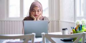 INFOGRAFIS: Tips Atasi Stres karena Terlalu Lama di Rumah