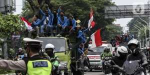 Demo Tolak UU Cipta Kerja, Mahasiswa Padati Patung Kuda