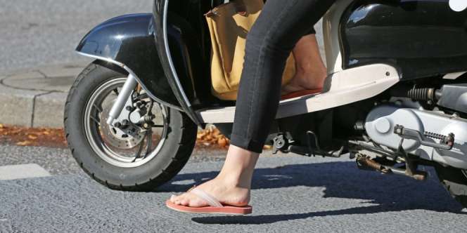Ssst... Ini Bahaya Naik Motor Pakai Sandal