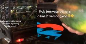 Iseng Teriak 'Tarik Sis' Saat Salip Mobil Buah, Si Cewek Dapat Semangka Beneran