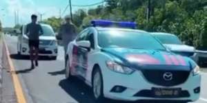 Viral Sultan Olahraga, Mobil Polisi Kawal Pria Jogging di Jalan Raya Bali
