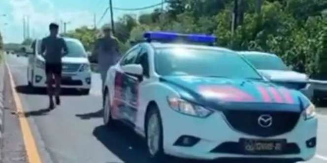 Viral Sultan Olahraga, Mobil Polisi Kawal Pria Jogging di Jalan Raya Bali