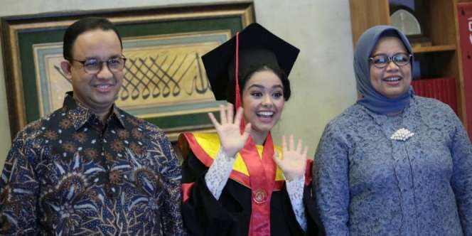 Momen Anies Baswedan Dampingi Putrinya Wisuda Sarjana Virtual 