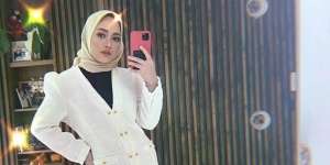 Chic Effortless, Gaya Rachel Vennya Padukan Outfit Transparan dan Jeans