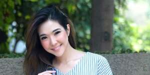 Pose dengan Punggung Terbuka di Kamar Mandi, Gisella Anastasia Tuai Pujian