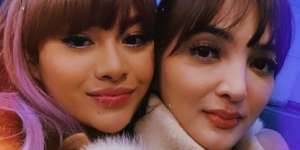 Pakai Daster, Adu Cantik Aurel Hermansyah dan Ashanty Saat Liburan