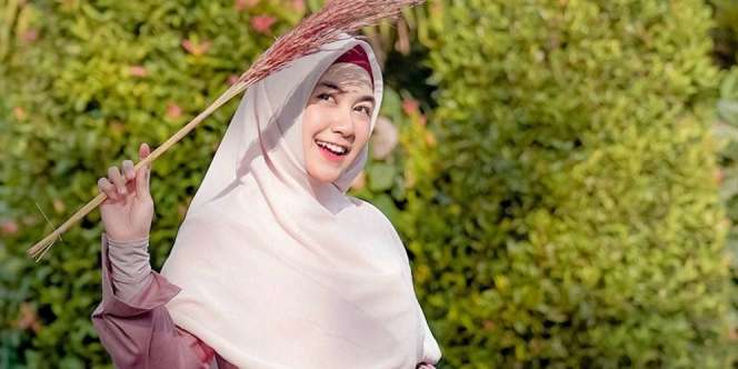 Gaya Busana Syar'i Anisa eks Cherrybelle, Cocok Buat ABG!