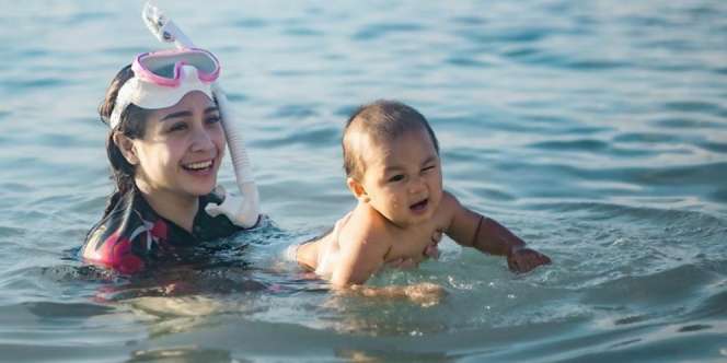 Naik Jet Ski, Baju Renang Nagita Tuai Komentar Kocak