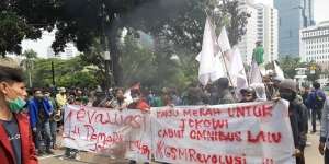 Demo UU Cipta Kerja, Massa Bakar Ban di Patung Kuda
