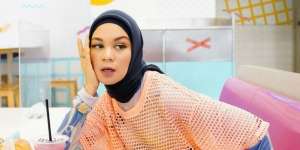 Padukan Kaos Kutang, Gaya Hijab Tantri Namirah Banjir Pujian