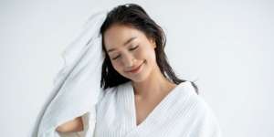 5 Tips Mengontrol Produksi Minyak Alami Rambut
