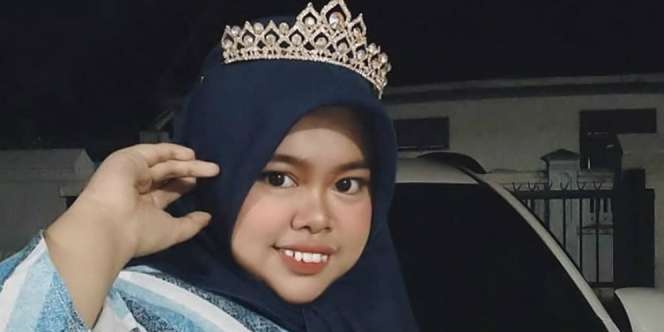 Kocak! Jadi Putri Tidur, Kekeyi Dirubung Ayam dan Kucing