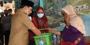 Bikin Warga Tersenyum, Plt Wali Kota Bengkulu Borong Jualan Pedagang
