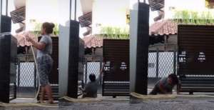 Video Pembantu Siram Halaman Rumah Terpeleset Sampai 2 Kali, Lucu tapi Kasihan
