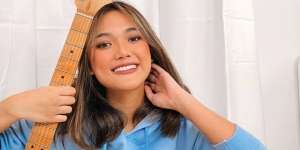 Pakai Baju Off-shoulder, Rambut Marion Jola Jadi Sorotan