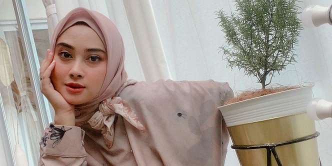 Gaya Nina Septiani Ubah Daster Jadi High Fashion