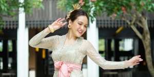 10 Potret Shandy Aulia dengan Kebaya Khas Bali, Makin Memesona