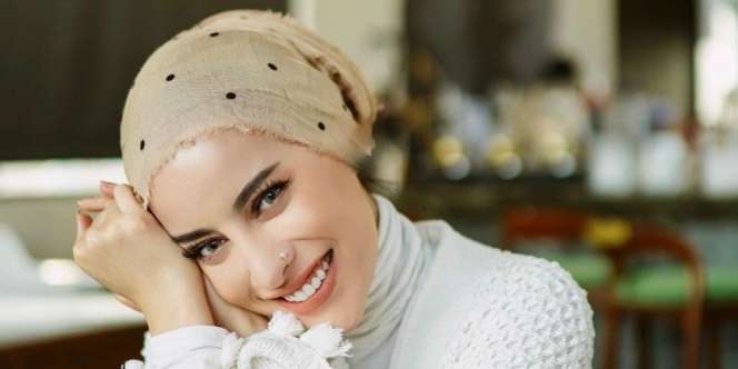 Inspirasi Gaya Maternity Shoot dengan Turban dan Gaun Renda