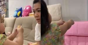Video Bocah Sodorkan Biskuit ke Kursi Kosong di Samping Ibunya Bikin Merinding