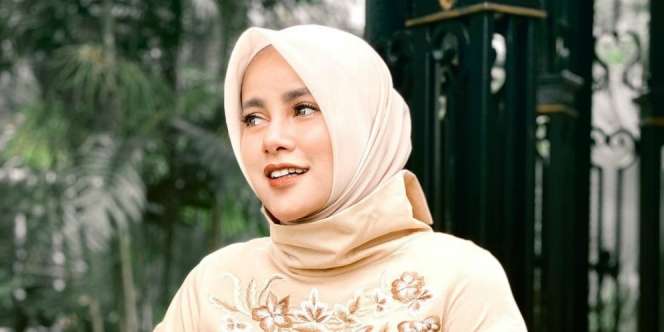 Pakai Outfit Serba Hitam, Pinggang Olla Ramlan Bikin Salfok!