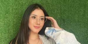 Heboh WAGs Persib Ghea Youbi Mandi Kembang di Ruang Terbuka