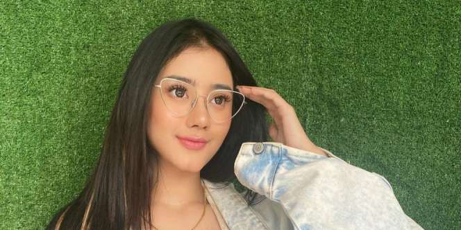 Heboh WAGs Persib Ghea Youbi Mandi Kembang di Ruang Terbuka