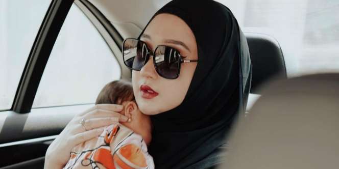 Antar si Kecil Vaksin, Gaya Hijab Kece Dian Pelangi Disorot